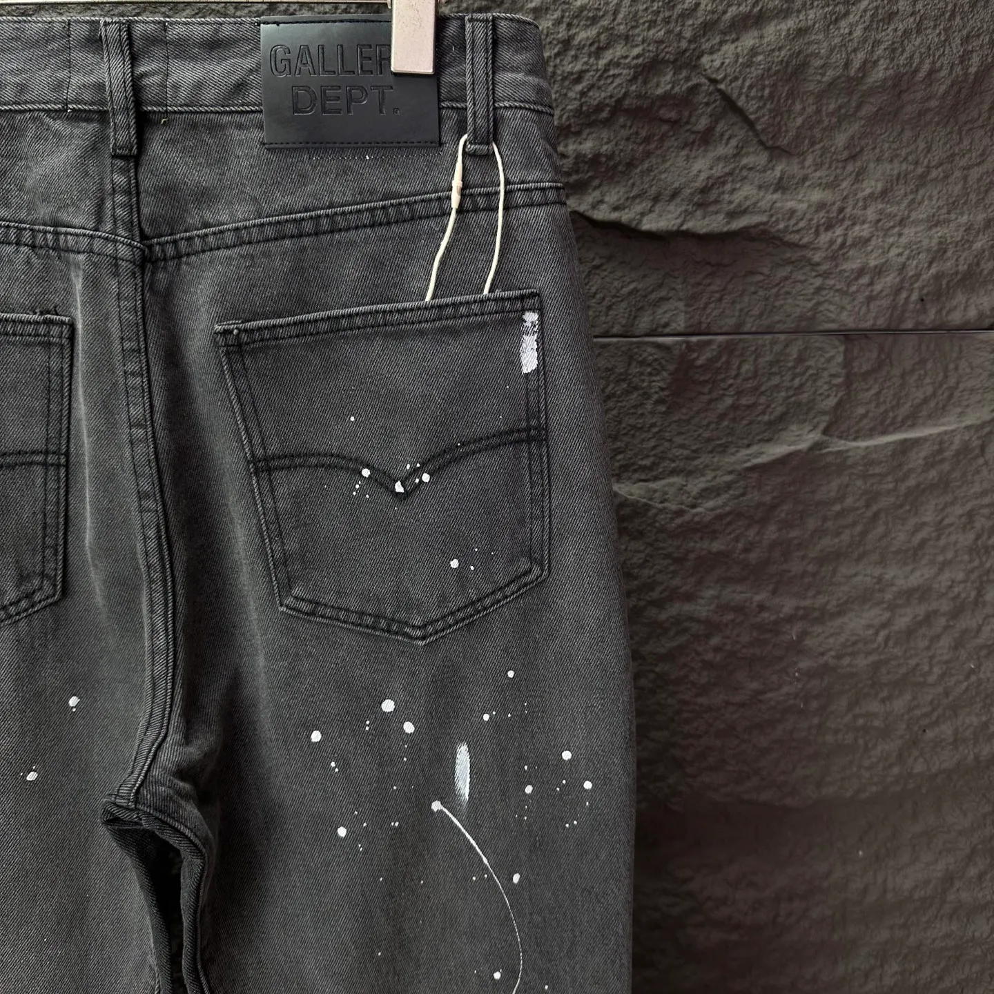 P250 GALLERY DEPT. 2025 new splash-ink hand-painted letter splicing couple style loose washed flared jeans 🔥High version🔥High version🔥 Top ceiling quality Styles with different washed textures are very friendly to people with thin legs and thick legs. The slightly flared version is very flattering. Moderate length that never goes out of style, easy to match with casually, basic styling for various styles, a must-have in the wardrobe! The fabric is stiff but also makes the upper body soft without losing texture. The washing process is even more perfect. It is a must-have item for everyone! ! ! Washed wheat, tag, pants label, three complete labels Color: washed black, washed blue Size: 28, 30, 32, 34 (four sizes)